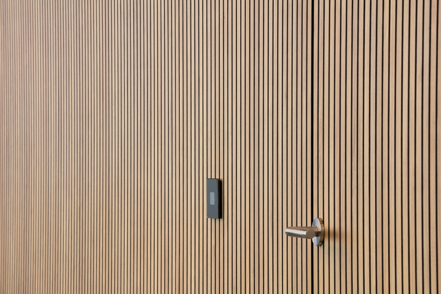 <p>Wanden en binnendeuren in zelfde vlak plankeffect met akoestisch absorberende panelen </p>