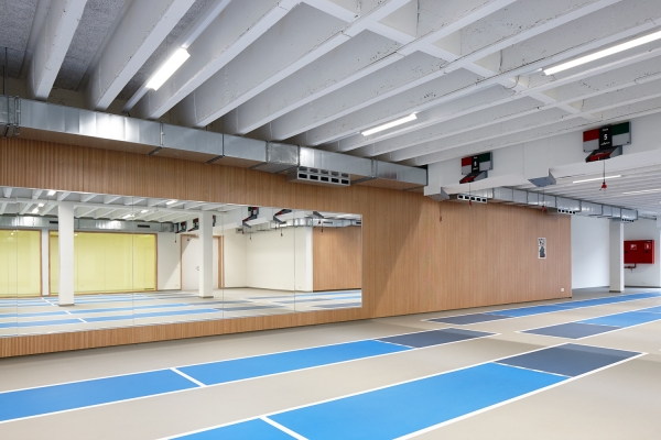 In sportcentra en faciliteiten voor vrijetijdsbesteding zorgen grote groepe..